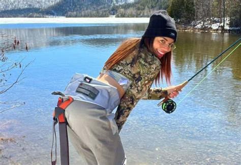 The OnlyFans Models Going Viral For Their “Ice Fishing” Tutorials